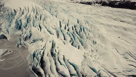 Lengua-Glaciar-En-Islandia,-Filmada-Por-Un-Dron-Desde-Múltiples-ángulos