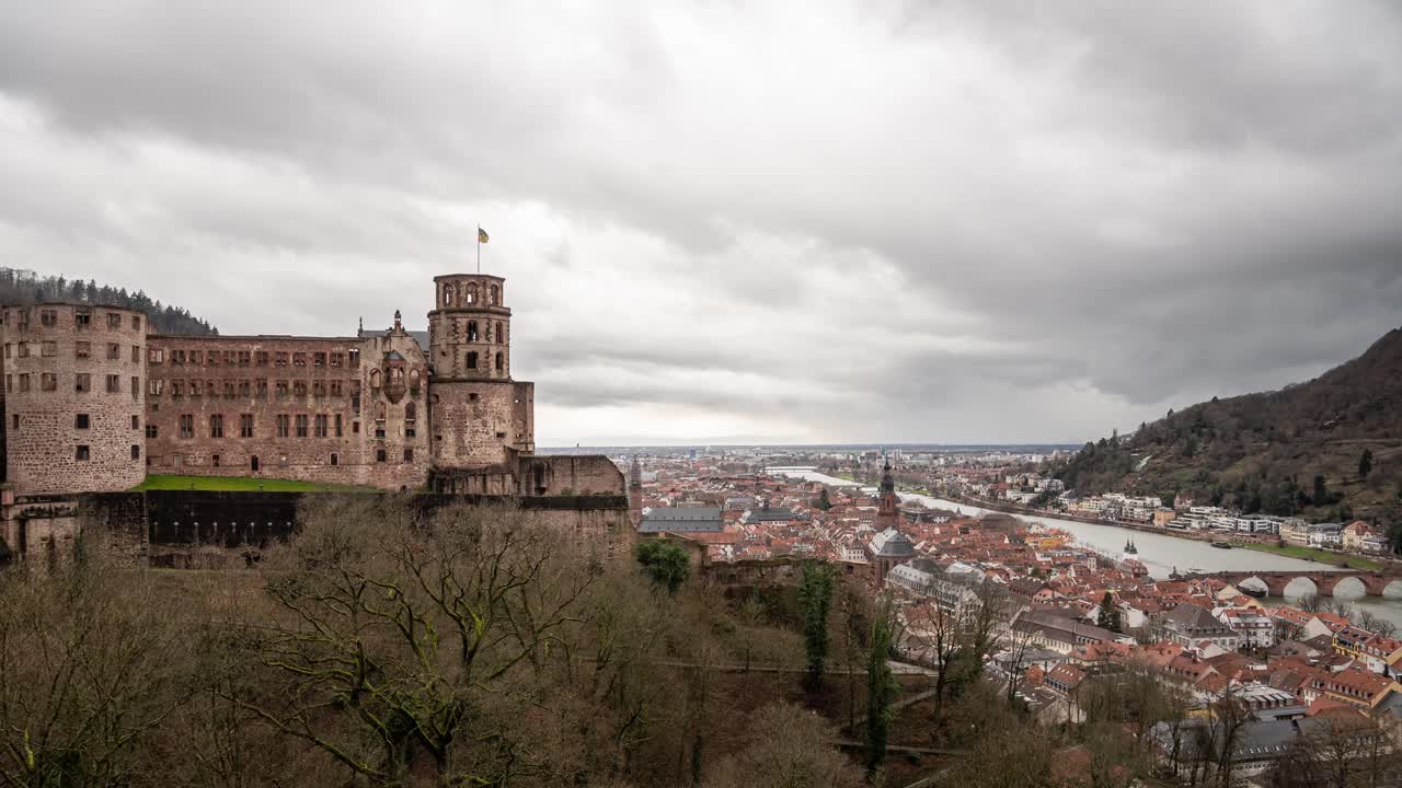 Stormfulde skyer over Heidelberg Slot og by i et dramatisk timelapse-skud.
