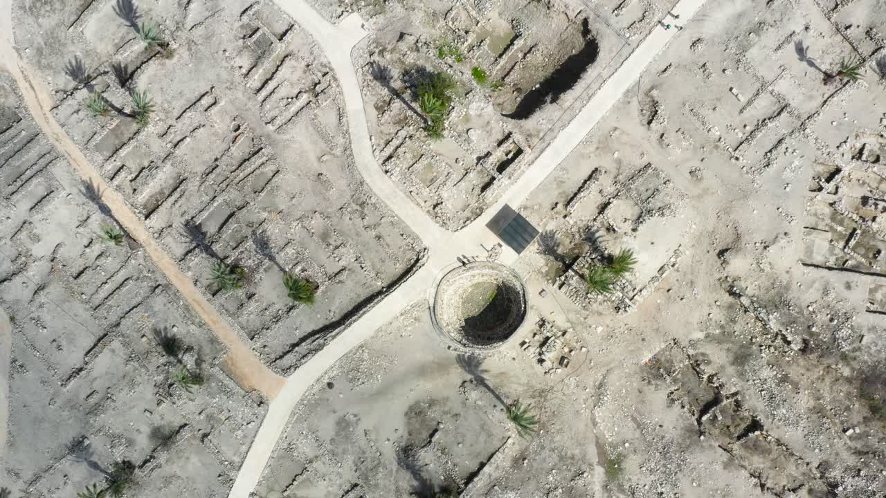 вид с воздуха на руины древнего города в национальном парке мегиддо, израиль