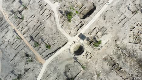 vista aérea de las ruinas de la ciudad antigua en el parque nacional megiddo, israel