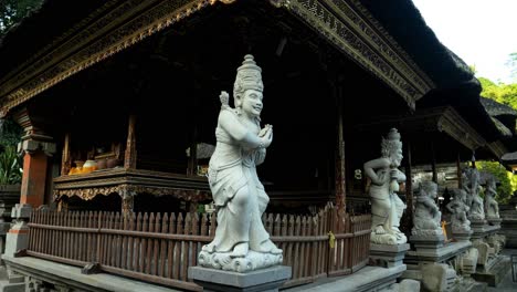 Zeitlupenaufnahme-Eines-Religiösen-Gebäudes-Mit-Verschiedenen-Heiligen-Skulpturen-Im-Tempel-Pura-Tirta-Empul-Auf-Bali,-Indonesien-In-Ubud