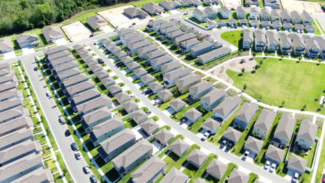 Volando-Sobre-Nuevas-Casas-Cortadoras-De-Galletas,-Barrio-Recién-Construido