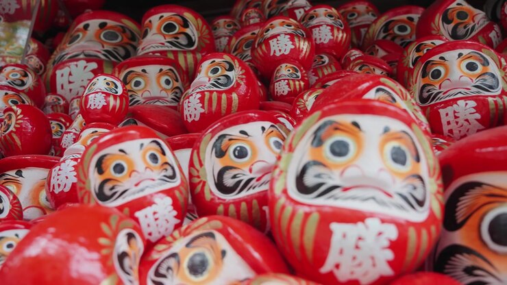Centinaia di bambole Daruma tradizionali giapponesi sono esposte al Tempio Katsuoji, che rappresentano perseveranza, determinazione, buona fortuna e l'esaudimento dei desideri