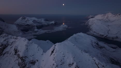 Vista-Aérea-Del-Hermoso-Paisaje-De-La-Montaña-Nevada-De-Noruega-Durante-El-Invierno