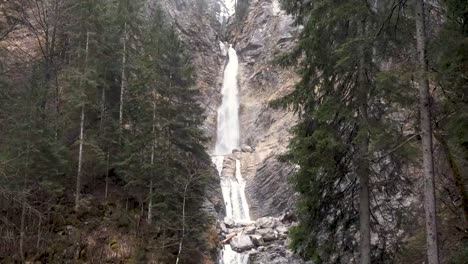 cachoeira martuljek na eslovênia e a bela natureza