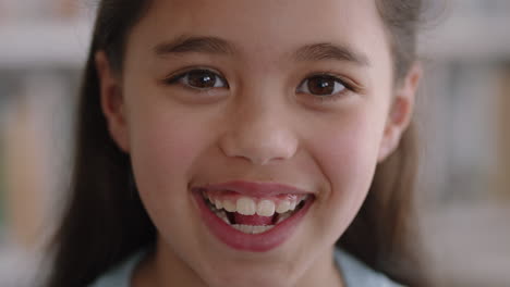 retrato de una niña feliz sonriendo con la curiosidad natural de la infancia buscando un niño alegre con una expresión juguetona inocente imágenes de 4k