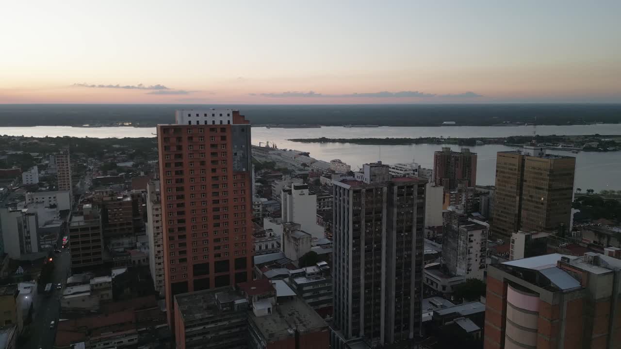 vista aérea de drones de los edificios de la ciudad de asunción en paraguay, al lado del río