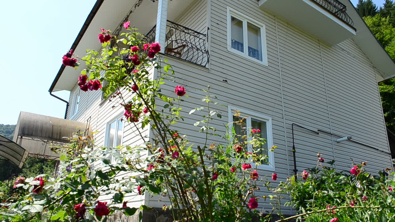 La maison et les fleurs, tournage en montagne. La maison en milieu rural