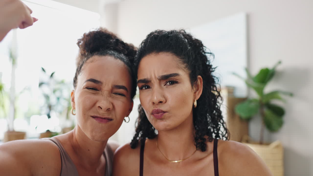 amigos felices celebrando el éxito del fitness.