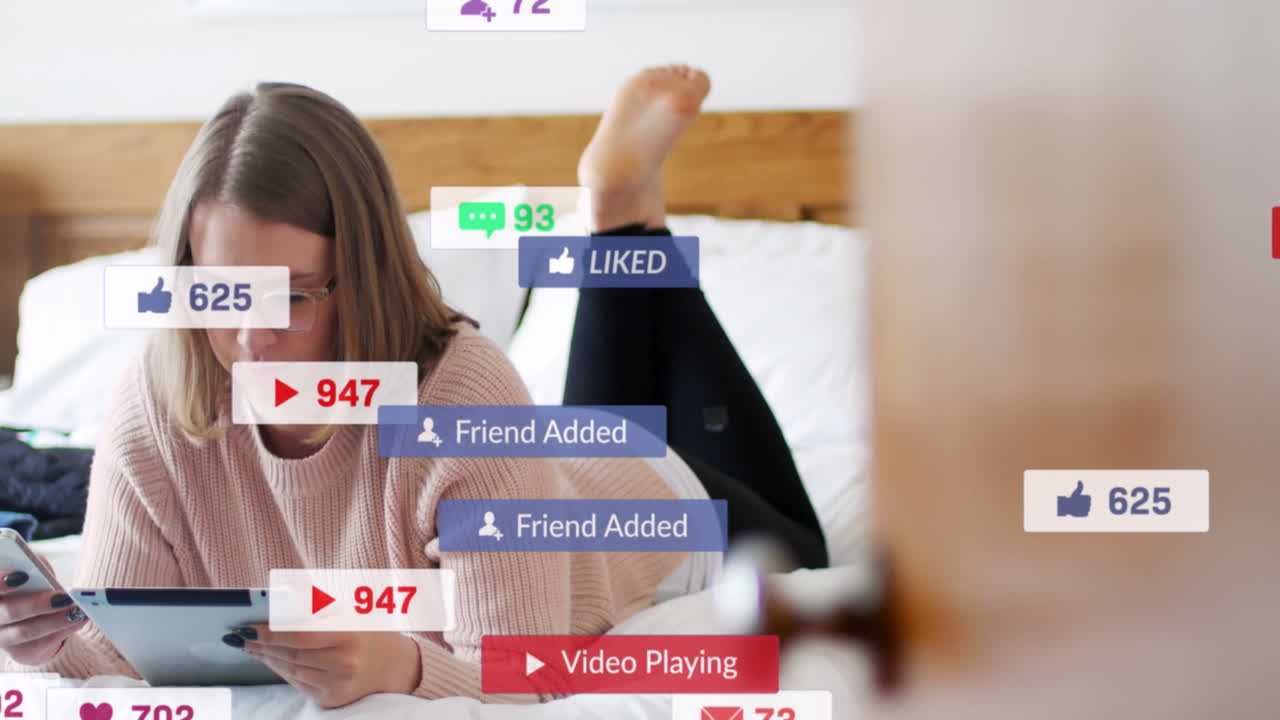 animación del texto de las redes sociales en pancartas con iconos digitales sobre una mujer que usa una tableta