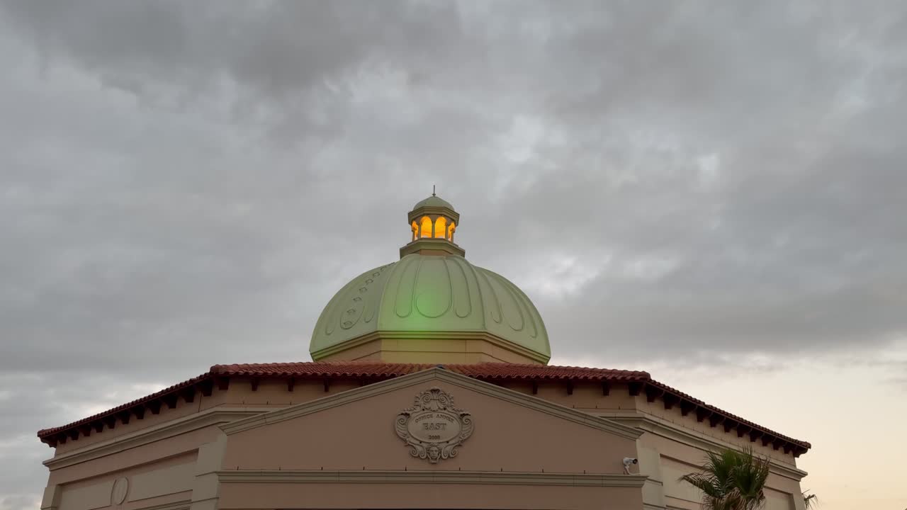 Un edificio con cúpula como techo en Ciudad del Cabo.