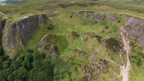 Vista-Aérea-De-La-Ladera-De-La-Montaña-Cavehill-Que-Domina-La-Ciudad-De-Belfast,-Irlanda-Del-Norte