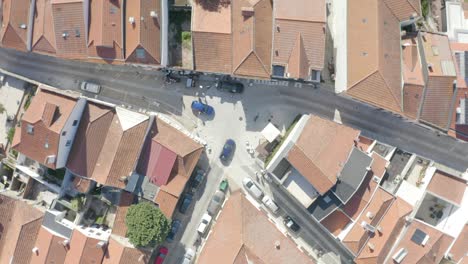 Un-Dron-Captura-Una-Vista-Superior-De-Una-Plaza-En-Portugal-Repleta-De-Gente-Preparándose-Para-Una-Fiesta-Popular.