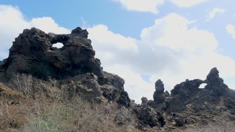 Timelapse-De-Escarpadas-Formaciones-De-Lava-En-Dimmuborgir-En-Islandia,-Mostrando-El-Arte-De-La-Naturaleza-Bajo-Un-Cielo-Nublado