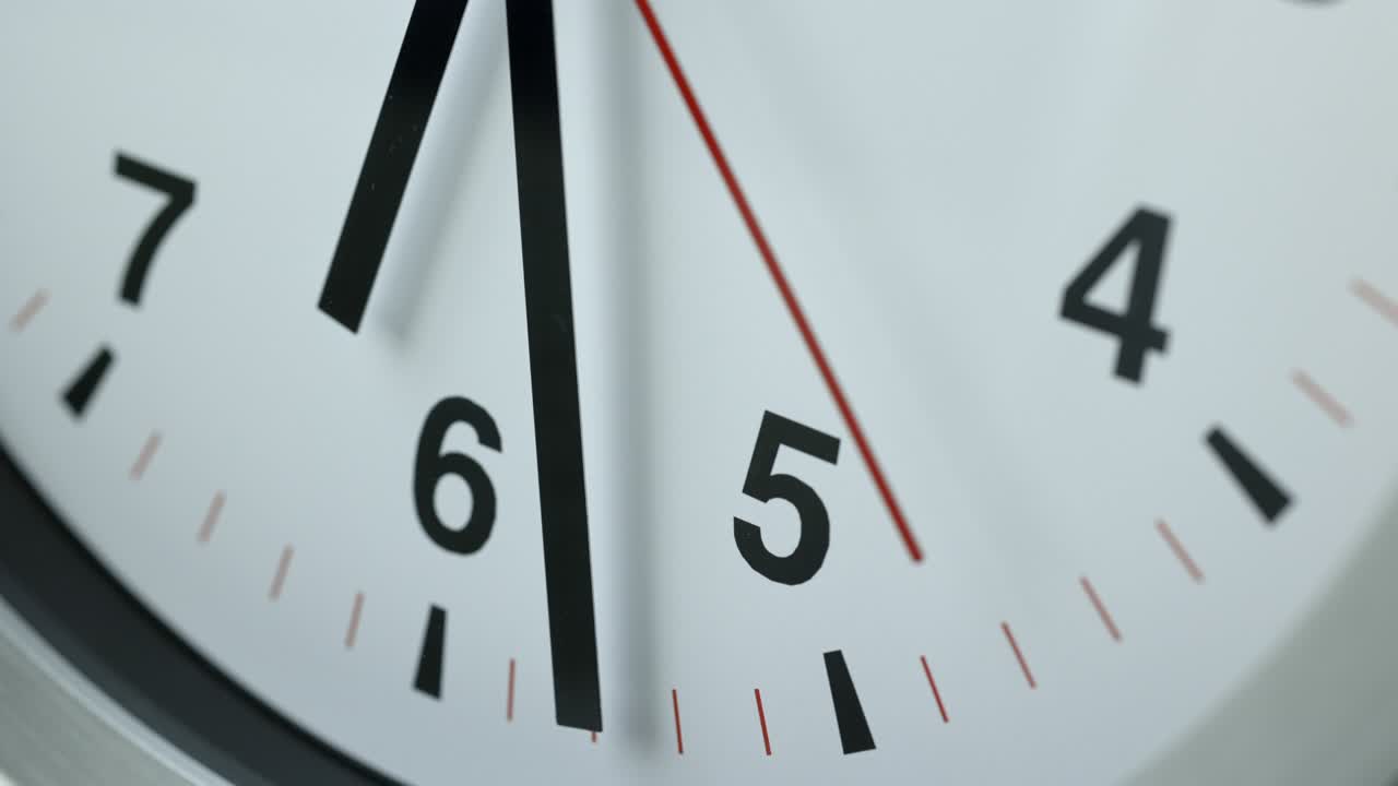 Large white wall clock Set the time for 18.30 o'clock. The red minute hand keeps running. Time lapse movie.