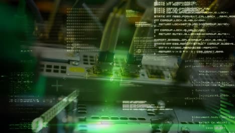 animación de códigos binarios y lenguaje informático de bucle sobre el panel trasero de la máquina servidor de datos