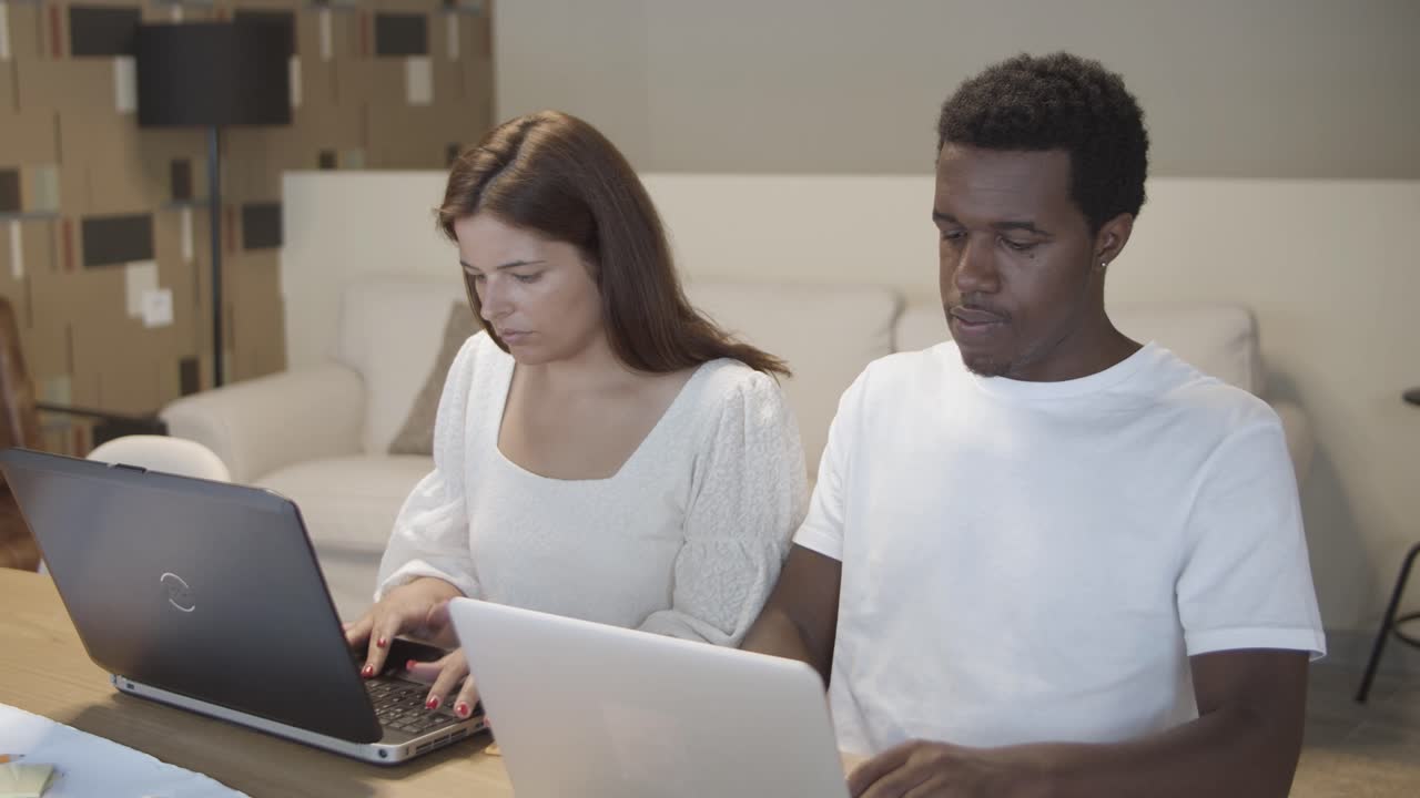 一对专业人士一起坐在桌子旁