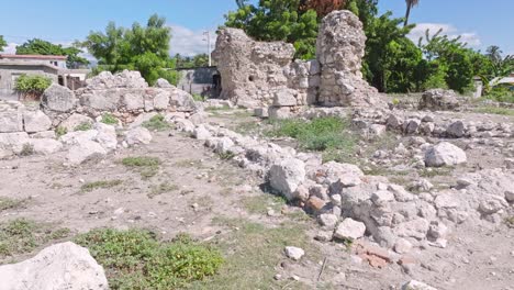 Aerial-backwards-shot-of-Tomb-gravestones