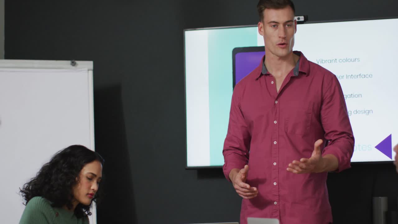 diversas personas de negocios felices discutiendo el trabajo durante una reunión en la oficina