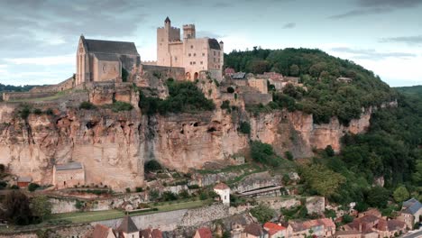 Nahaufnahme-Des-Schlosses-Beynac-Auf-Einem-Massiven-Felsen,-Filmisches-Frankreich