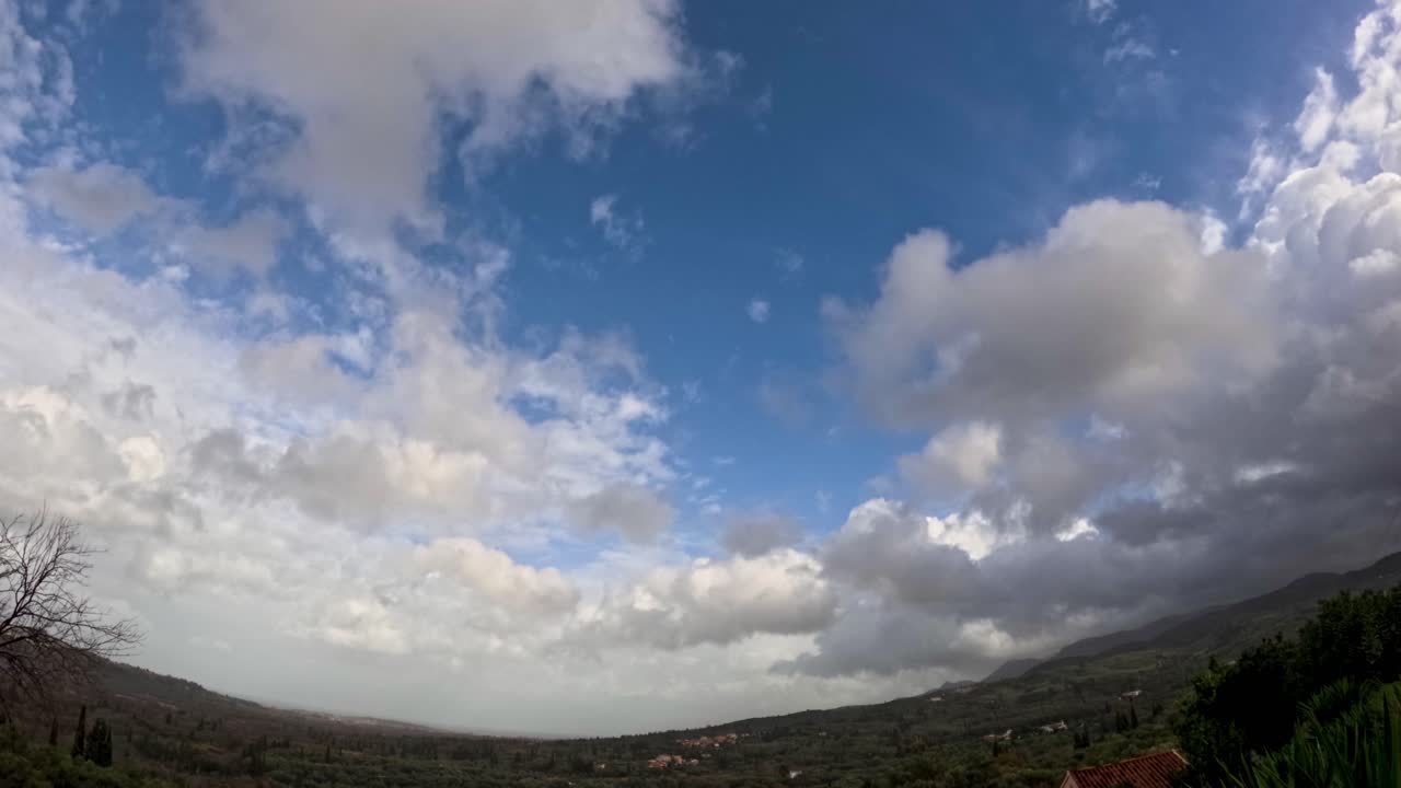 Time lapse 4K di nuvole bianche spettacolari che si muovono velocemente sopra un paesaggio montano rurale verde, cielo sereno dopo la tempesta e cielo blu, time lapse panoramico ad ampio angolo nella natura