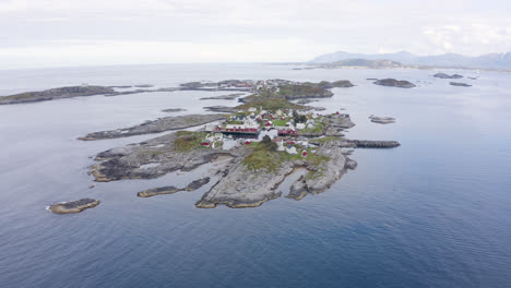 Hochfeldaufnahme,-Die-Eine-Kleine-Siedlung-Auf-Einer-Nordischen-Insel-Umkreist-1