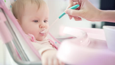 Bebe-Comiendo-Comida-Para-Bebe