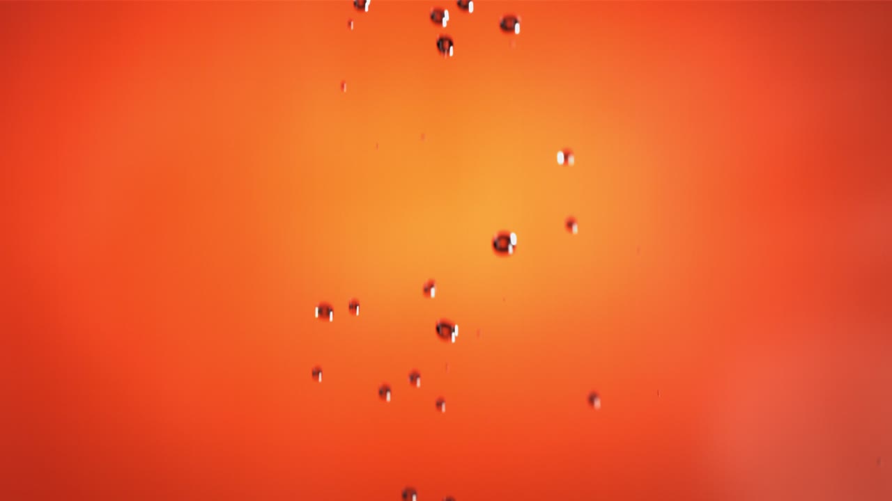 천천히 움직이는 오렌지색 배경의 그레이프프루트의 비행