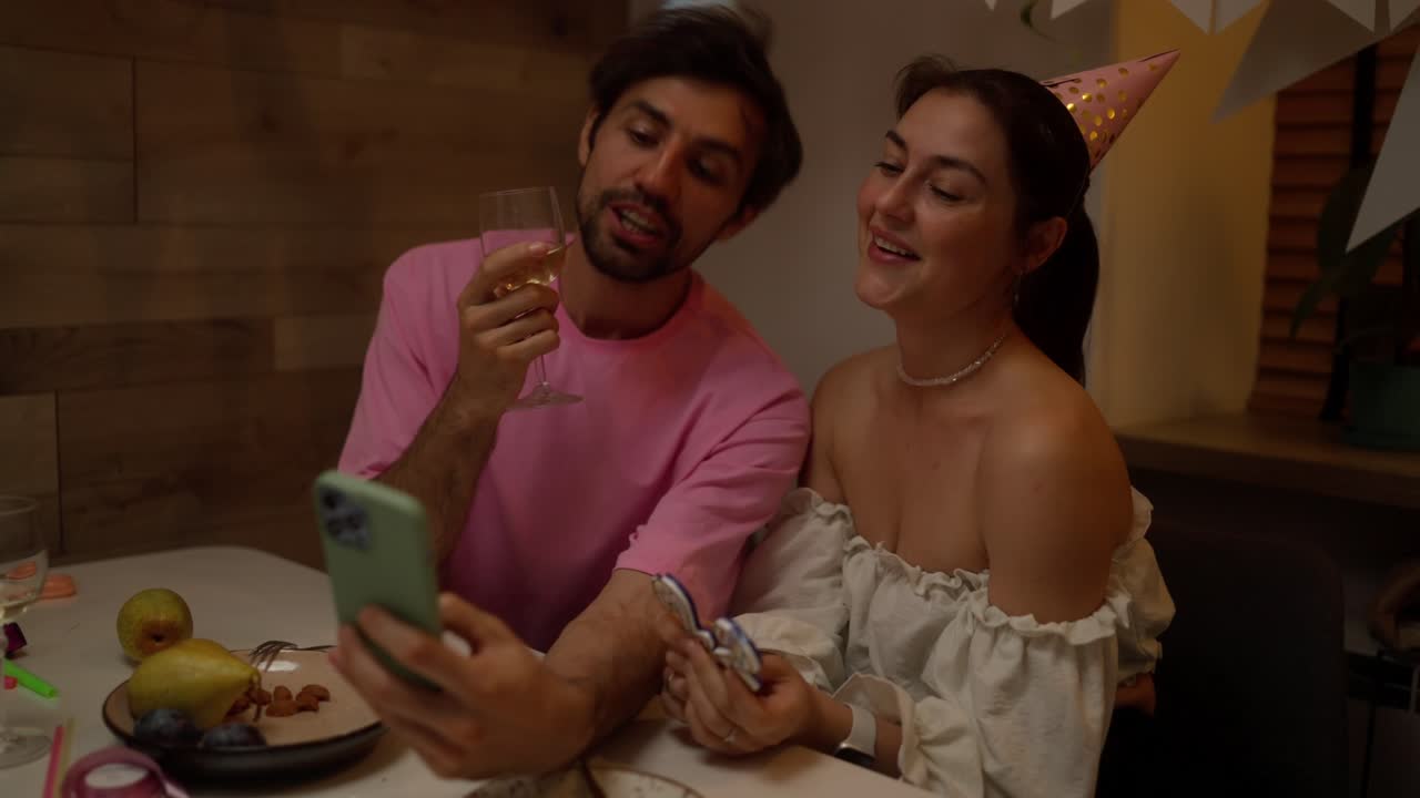 pareja celebrando su cumpleaños a través de una llamada de video