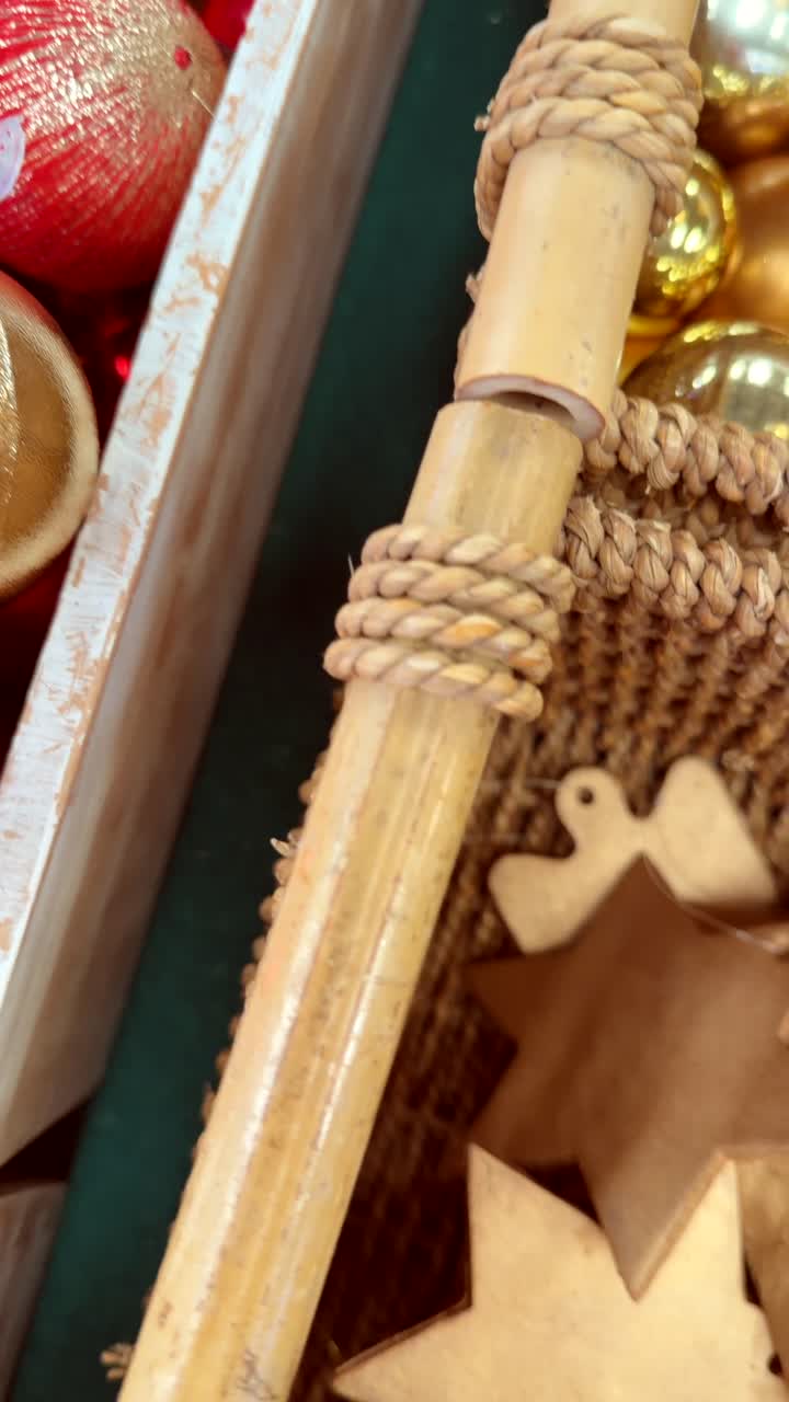 Bunte Vielfalt an Weihnachtsschmuck und festlichen Dekorationen