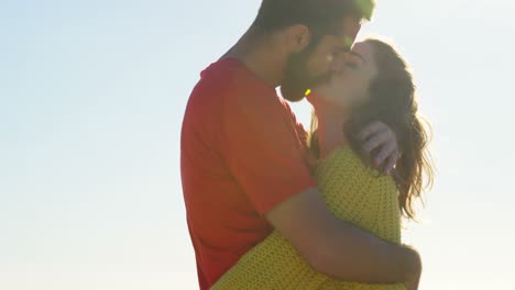 una joven pareja besándose y abrazándose en un día soleado 4k