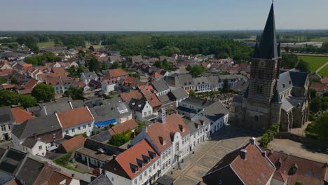 drone filmado sobre la parroquia de maasgouw, espina en limburgo con vista a la torre de la iglesia y edificios históricos con arquitectura holandesa