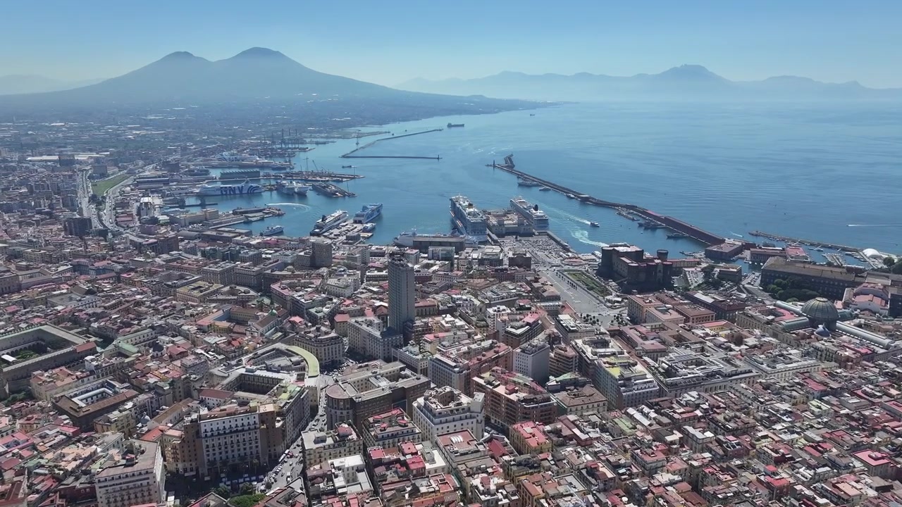 Napoli Körfezi, Napoli, Campania, İtalya. Kıyı Şehri. Nefes Kesen Körfez Suyu. Napoli Körfezi, Campania, İtalya. Deniz Manzaralı Şehir Silüeti. Güzel Sahil Şeridi. İtalya Manzarası. Napoli Limanı.