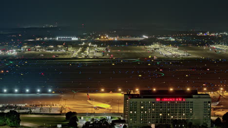 Atlanta-Georgia-Aerial-V885-Nacht-Hyperlapse-Kamerafahrt-über-Den-Flughafen-Atlanta-Hartsfield-Mit-Erfassung-Des-Flugverkehrs-Und-Der-Gesamten-Betriebsaktivitäten-Auf-Dem-Landebahnboden-–-Aufgenommen-Mit-Mavic-3-Pro-Cine-–-Juni-2023