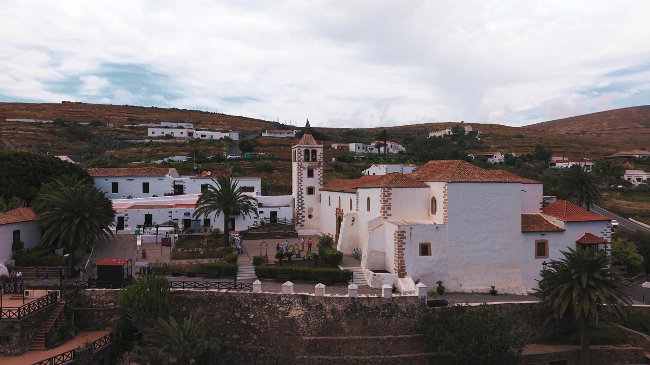 Vista aerea di una chiesa storica a Betancuria, Fuerteventura