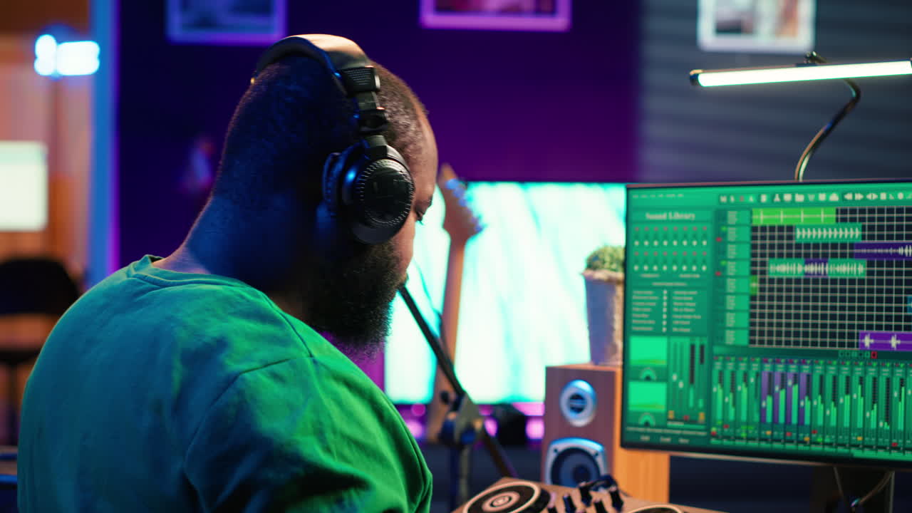 ingeniero de música confiado trabajando en la consola de mezcla en el estudio casero