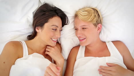 Pareja-De-Lesbianas-Abrazándose-En-La-Cama