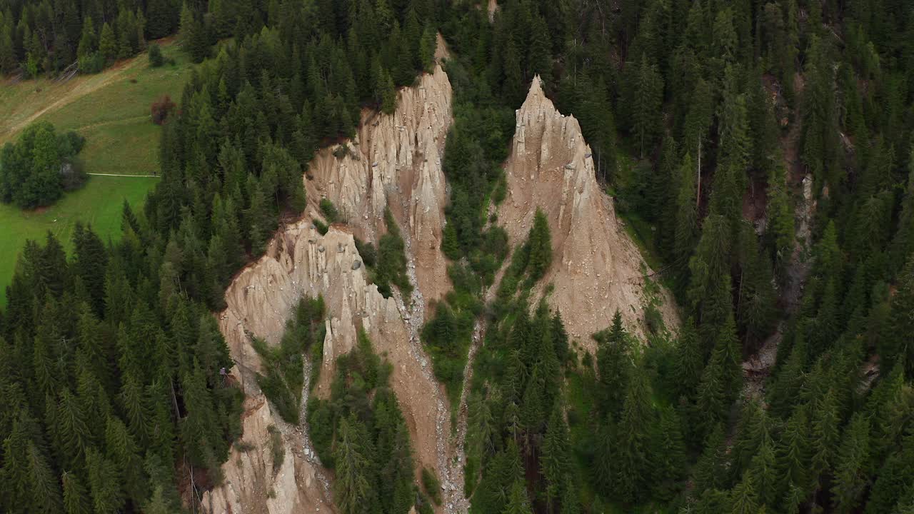 vista aérea de las pirámides de perca en los dolomitas