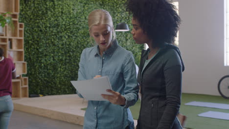 Mujeres-De-Negocios-Jóvenes-Intercambiando-Ideas-Trabajando-Juntas-Compartiendo-Ideas-Colaborando-En-Proyectos-Disfrutando-Del-Trabajo-En-Equipo-En-Un-Lugar-De-Trabajo-De-Oficina-Moderno