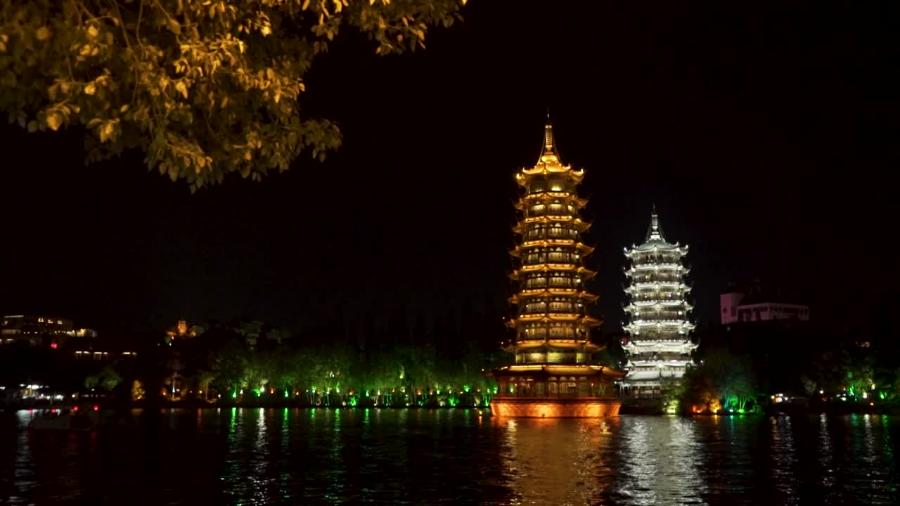 guilin urbano por la noche cerca de las pagodas del sol y la luna del lago