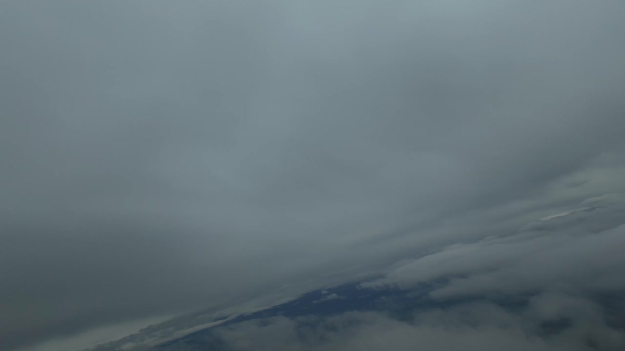 hiperlapso piloto pov volando a través de un frío cielo de invierno un montón de nubes