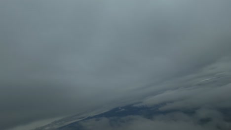 Pov-Piloto-De-Hiperlapso-Volando-A-Través-De-Un-Cielo-Frío-De-Invierno-Lleno-De-Nubes