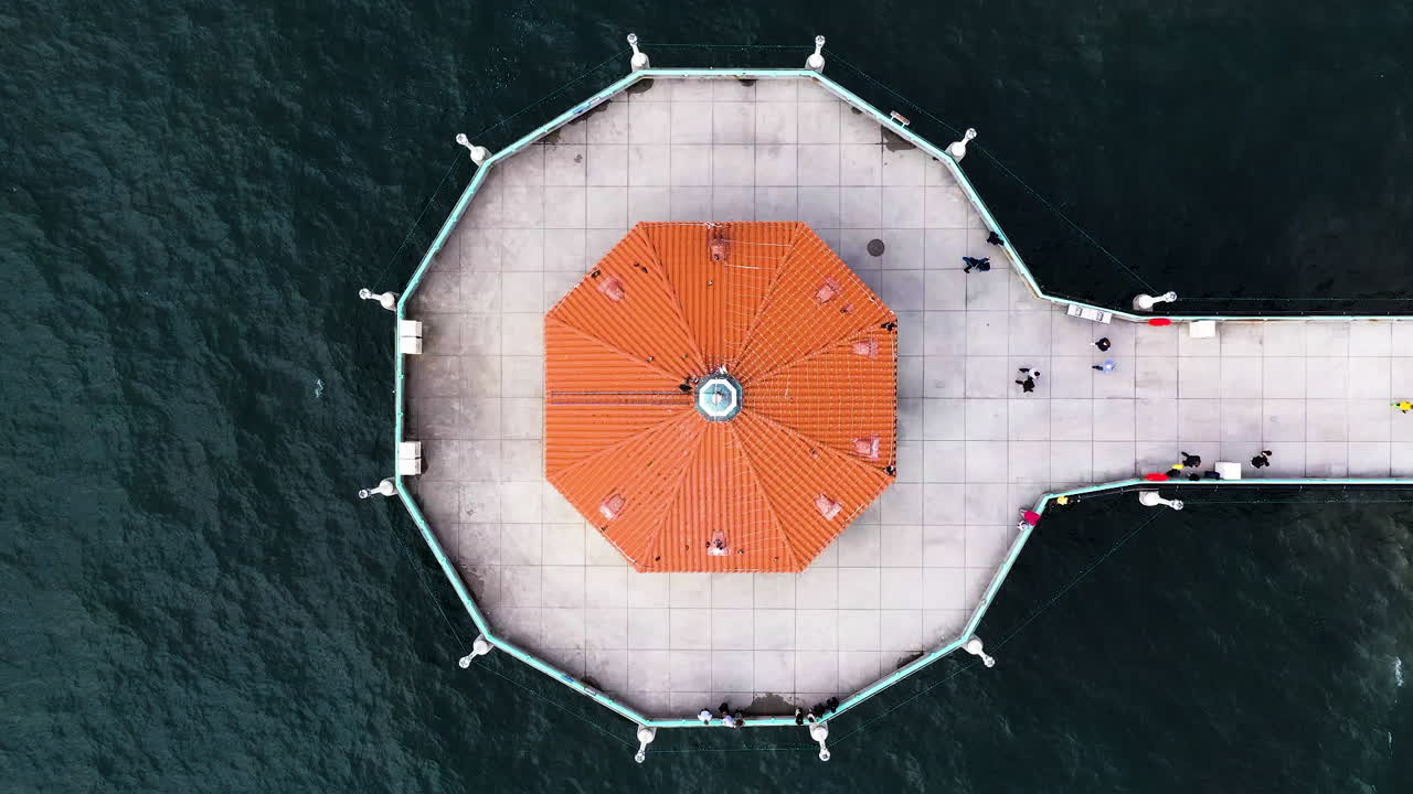 캘리포니아 맨해튼 해변에 있는 맨해튼 비치 피어 (manhattan beach pier) 에 있는 피플 라운드하우스 아쿠아리움 (people's roundhouse aquarium)