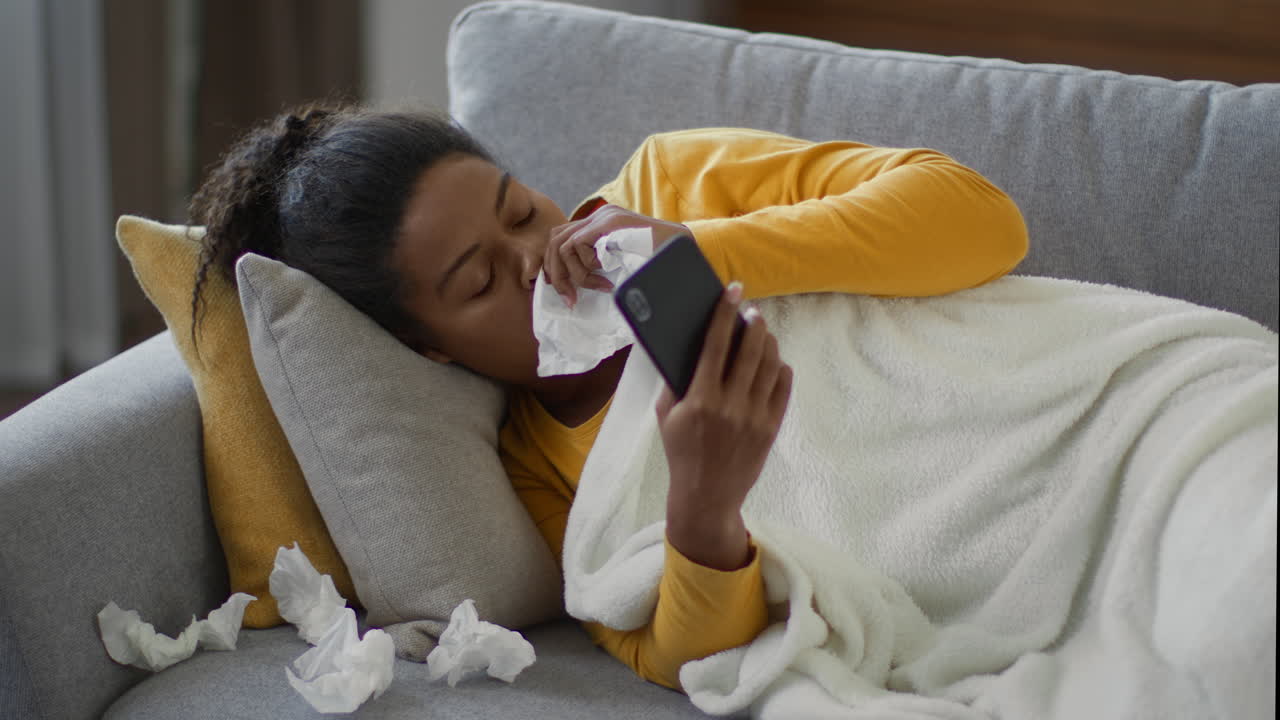 mujer enferma descansando en el sofá