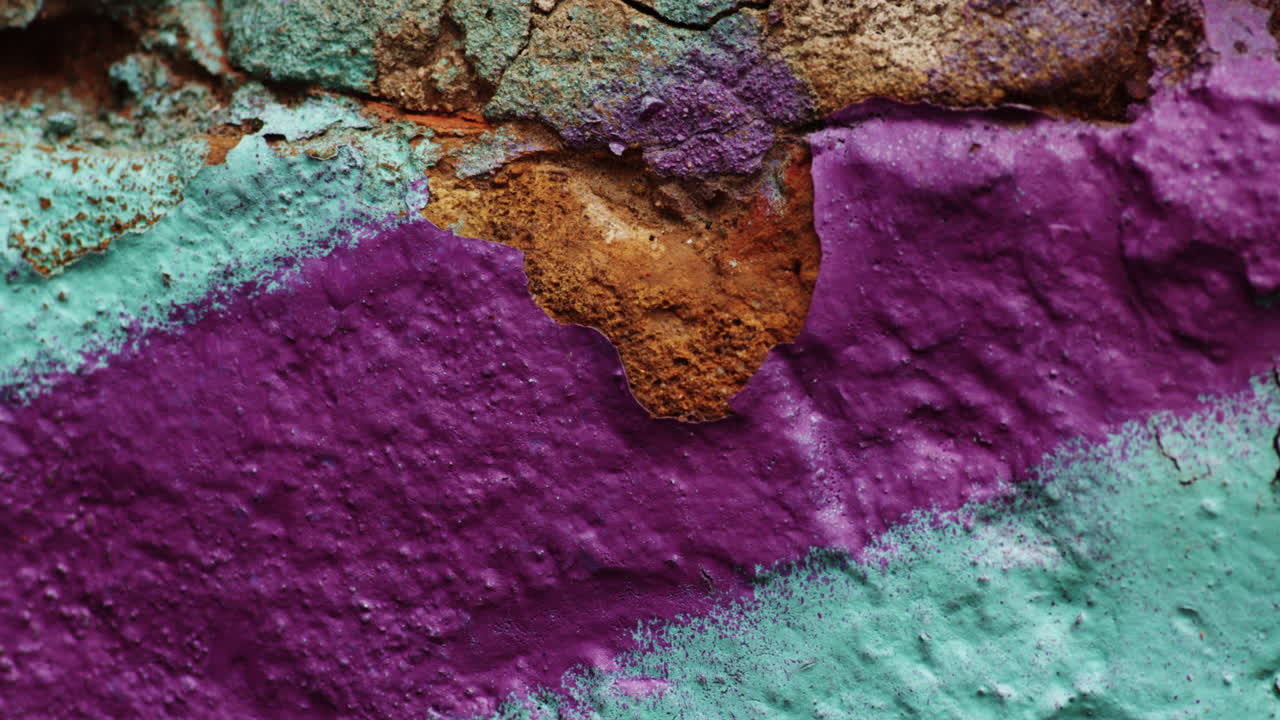 dolly en primer plano de una pintura agrietada