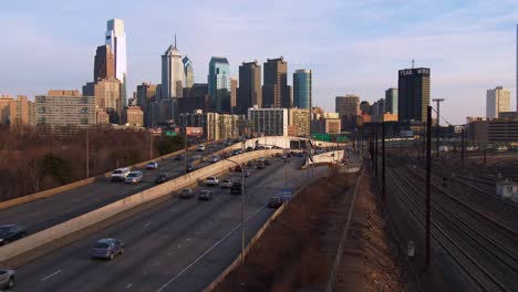 El-Tráfico-En-Una-Autopista-Se-Dirige-A-Filadelfia,-Pensilvania-Al-Anochecer-1