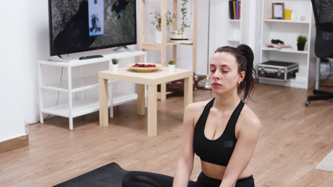 mujer practicando yoga y meditación en casa