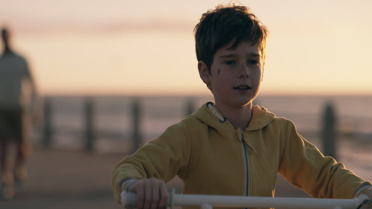 자전거를 타는 것이 그가 가장 좋아하는 일입니다.