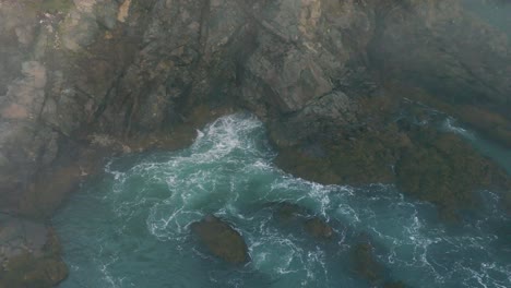 Wunderschöne-Malerische-Drohnenaufnahme-Der-Wasserbewegung-Entlang-Der-Küstenfelsen-Von-Maine