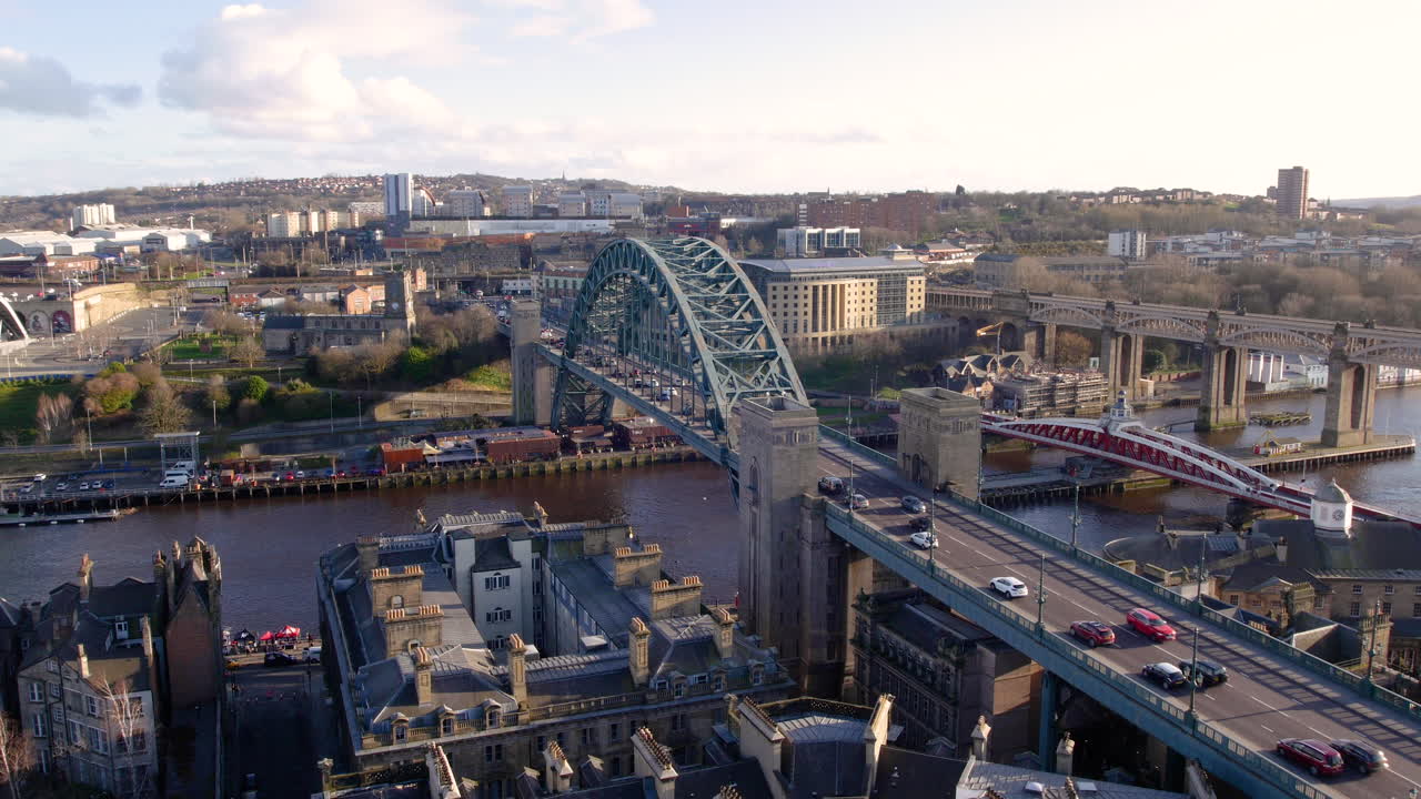 뉴캐슬의 타인 브릿지 (tyne bridge) 에서 올 세인츠 교회 타워 (all saints church tower) 의 꼭대기에서